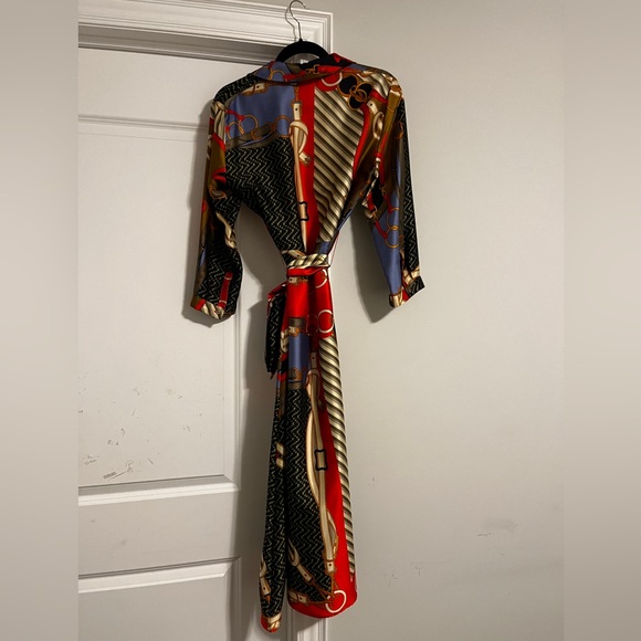 Beautiful silk long button up dress with detachable belt - Picture 2 of 3
